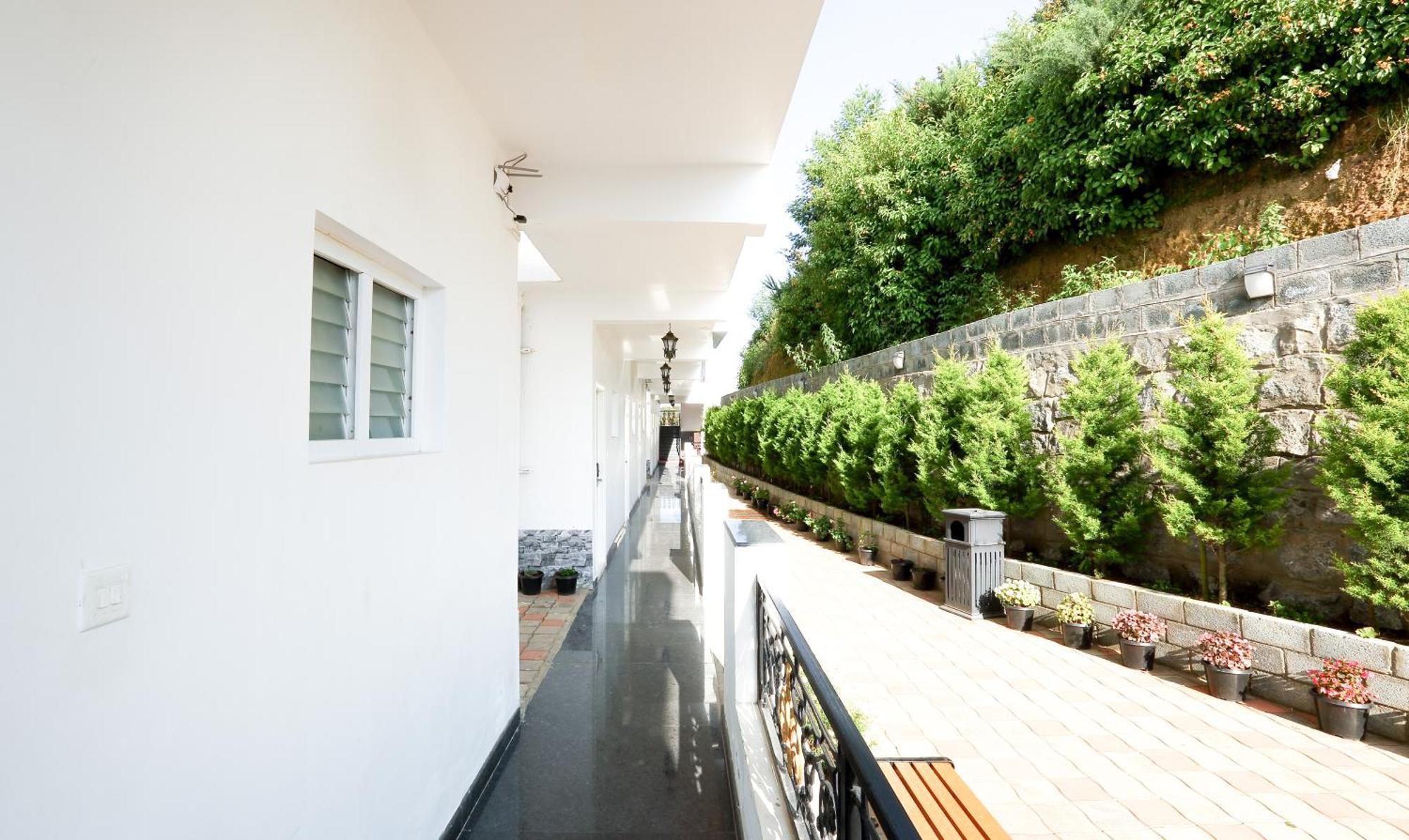 Treebo Skydale Inn & Suites With Mountain View Ooty Exterior foto
